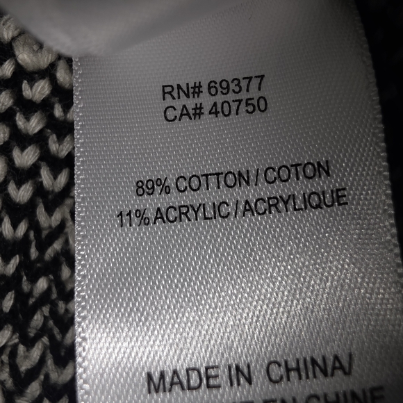 Elegant Black and White Zigzag Cardigan - Picture 8 of 8